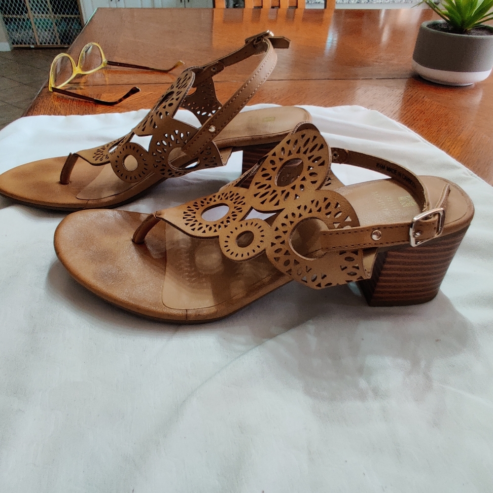 White Mountain sandals
